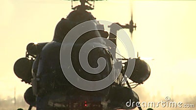 Atterrissage de l'hélicoptère Mi-8 un jour ensoleillé d'hiver, soulevant la poussière de neige Atterrissage de l'hélicoptère Mi-8 un jour ensoleillé d'hiver, soulevant la poussière de neige