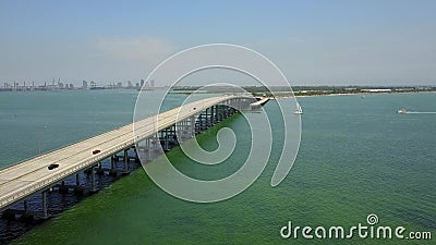 Aturdindo a opinião aérea do zangão 4k na ponte de aço da estrada enorme da estrada através do oceano azul calmo molhe no seascap video estoque Aturdindo a opinião aérea do zangão 4k na ponte de aço da estrada enorme da estrada através do oceano azul calmo molhe no seascap video estoque