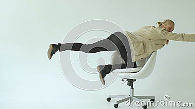 Au ralenti de l'homme d'affaires drôle barbu ayez l'équitation d'amusement sur la chaise de bureau sur le fond blanc banque de vidéos Au ralenti de l'homme d'affaires drôle barbu ayez l'équitation d'amusement sur la chaise de bureau sur le fond blanc banque de vidéos