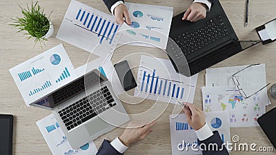 Audytorowie sprawdza biznesowych dokumenty firma, pracuje na laptopach, odgórny widok zbiory wideo Audytorowie sprawdza biznesowych dokumenty firma, pracuje na laptopach, odgórny widok zbiory wideo