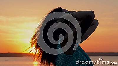 Auf Strand A hübsche korrigiert die Frau in einem Kleid, das bei goldenem Sonnenuntergang sitzt, Haar stock footage Auf Strand A hübsche korrigiert die Frau in einem Kleid, das bei goldenem Sonnenuntergang sitzt, Haar stock footage