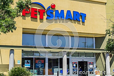 August 6, 2017 Mountain View/CA/USA - Petsmart storefront, San Francisco bay area Editorial Stock Photo