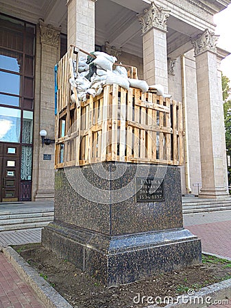 August 3, 2022, Zaporozhye, Ukraine. Protection of the monument from Russian missiles - the monument is lined with bags. Editorial Stock Photo