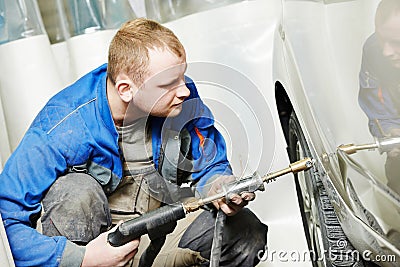 Auto repair man flatten metal body car Stock Photo