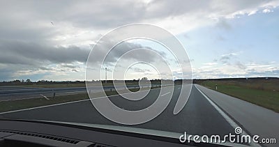 Autobahn nach Regen, als die Sonne aufkam, mit geringem Verkehr von der anderen Richtung, keine Staus stock video footage Autobahn nach Regen, als die Sonne aufkam, mit geringem Verkehr von der anderen Richtung, keine Staus stock video footage