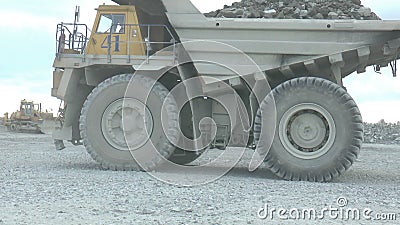 Autocarri con cassone ribaltabile pesanti di estrazione mineraria che si muovono lungo l'a cielo aperto stock footage Autocarri con cassone ribaltabile pesanti di estrazione mineraria che si muovono lungo l'a cielo aperto stock footage