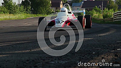 Autofahrenwüstenstromkreis der Formel 1, schnelle Wendung nehmend Autofahrenwüstenstromkreis der Formel 1, schnelle Wendung nehmend