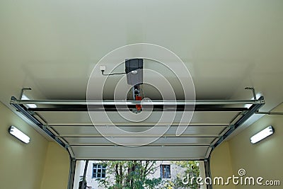 Automatischer Garagentor Nach Innen Stockfoto - Bild: 47704480