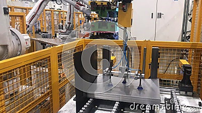 Automatisering van autofabrieken. staalmetaalproductie met robotmachine in de automobielfabriek. industrietechnologie. industrie stock videobeelden Automatisering van autofabrieken. staalmetaalproductie met robotmachine in de automobielfabriek. industrietechnologie. industrie stock videobeelden