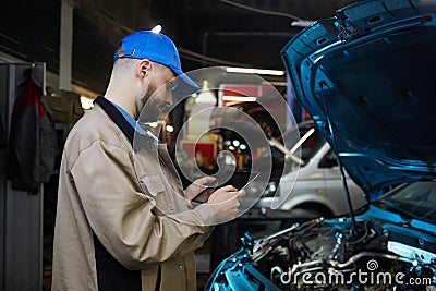 Automechanic Using Tablet PC Stock Photo