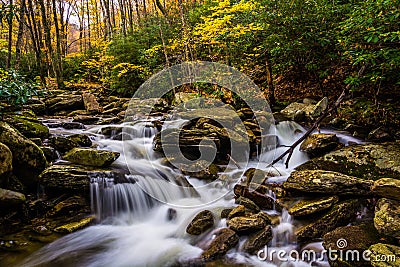 Autumn color and cascades on Boone Fork along the Blue Ridge Par Stock Photo