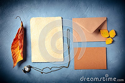 Autumn stationery mockup. Craft greeting cards or invitations with an envelope, overhead flat lay shot Stock Photo