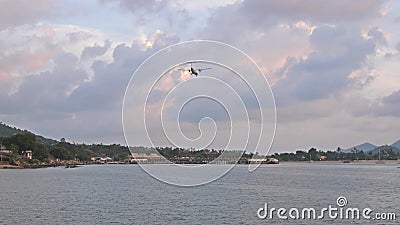 Avion volant au-dessus de la montagne tropicale que l'avion débarque sur l'île contre le ciel nuageux de coucher du soleil Mouvem banque de vidéos Avion volant au-dessus de la montagne tropicale que l'avion débarque sur l'île contre le ciel nuageux de coucher du soleil Mouvem banque de vidéos