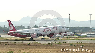 Avião de passageiros comercial que descola no aeroporto de Majorca filme Avião de passageiros comercial que descola no aeroporto de Majorca filme