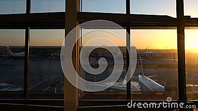 Aviões de British Airways no avental no nascer do sol, aeroporto da pista de decolagem de Heathrow, terminal cinco, Londres, Ingl video estoque Aviões de British Airways no avental no nascer do sol, aeroporto da pista de decolagem de Heathrow, terminal cinco, Londres, Ingl video estoque
