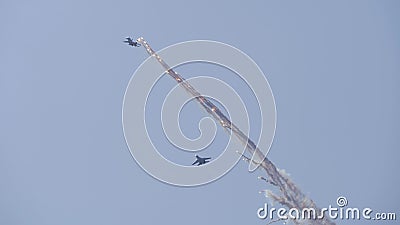 Aviões supersônicos no céu azul executam aeróbios O avião lança fogos de artifício vídeos de arquivo Aviões supersônicos no céu azul executam aeróbios O avião lança fogos de artifício vídeos de arquivo