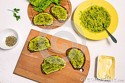 Avocado sandwiches. Homemade healthy food preparation for breakfast or dinner. A quick snack to the party. Vegetarian Stock Photo