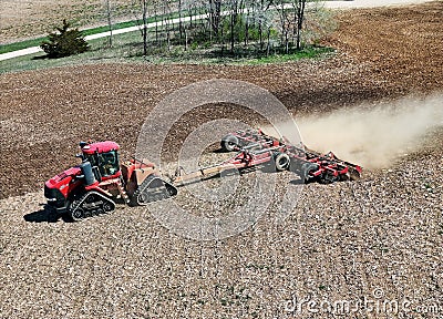 Case 620 Quadtrac tractor pulling a .Kwik-Till HSD 4000 disk crumbler Editorial Stock Photo