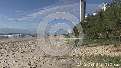 Ayant beaucoup d'étages au bord du ` s de l'eau, plage du ` s d'Elston, aka ` de paradis du ` s de surfer de ` Ayant beaucoup d'étages au bord du ` s de l'eau, plage du ` s d'Elston, aka ` de paradis du ` s de surfer de `