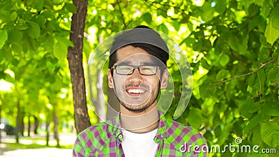 Aziatische mens in in camera en glazen die kijken glimlachen stock videobeelden Aziatische mens in in camera en glazen die kijken glimlachen stock videobeelden