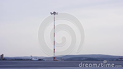 Aéroport, l'avion sur le décollage, paysage Atterrissage d'avion de passagers à la piste d'aéroport dans la belle lumière de couc clips vidéos Aéroport, l'avion sur le décollage, paysage Atterrissage d'avion de passagers à la piste d'aéroport dans la belle lumière de couc clips vidéos