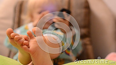Baby, das mit einem Telefon spielt Baby, das mit einem Telefon spielt