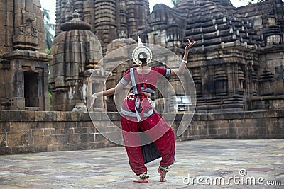 Back view of an odissi dancer posing at Mukteshvara Temple, Bhubaneswar, Odisha, India Stock Photo