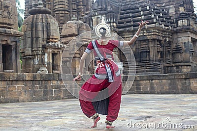 Back view of an odissi dancer posing at Mukteshvara Temple, Bhubaneswar, Odisha, India Stock Photo