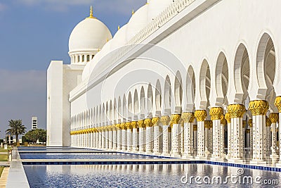 Background cityscape of white mosque in Abu Dhabi Stock Photo