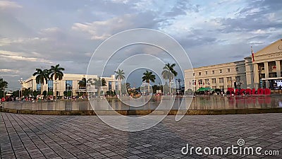 Bacolod philippines circa 2018 hyperlapse sunset moment van het regeringscentrum en het fonteingebied Bacolod philippines circa 2018 hyperlapse sunset moment van het regeringscentrum en het fonteingebied
