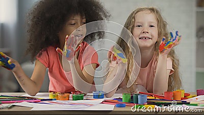 Badine le club d'art Enfants multiraciaux ondulant les paumes peintes et chantant, enfance clips vidéos Badine le club d'art Enfants multiraciaux ondulant les paumes peintes et chantant, enfance clips vidéos