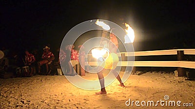 Bailarín polinesio del varón del fuego de Tahitian de la isla del Pacífico Bailarín polinesio del varón del fuego de Tahitian de la isla del Pacífico