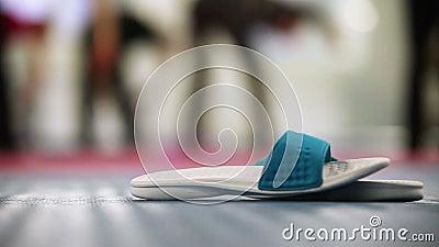 Balanceos que esperan a su dueño en gimnasio del deporte almacen de video Balanceos que esperan a su dueño en gimnasio del deporte almacen de video