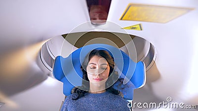 Balayage d'image IRM de secours d'hôpital La femme s'étend dans le dispositif de résonance magnétique d'image pendant l'examen mé Balayage d'image IRM de secours d'hôpital La femme s'étend dans le dispositif de résonance magnétique d'image pendant l'examen mé