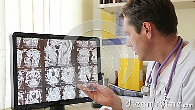 Balayage de docteur Describes CT banque de vidéos Balayage de docteur Describes CT banque de vidéos
