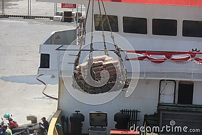 Bali, Oct 2022. stevedore rigger foreman and the ship's crew are assisting the process of loading an unlaoding at port Editorial Stock Photo