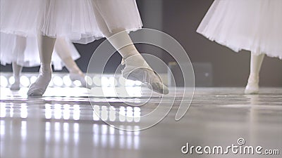 ballerina Närbilden av en flicka` s lägger benen på ryggen i vita balettskor under balettutbildning Beståndsdel av den klassiska arkivfilmer ballerina Närbilden av en flicka` s lägger benen på ryggen i vita balettskor under balettutbildning Beståndsdel av den klassiska arkivfilmer