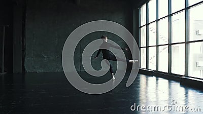 Balletttänzer im Studio junger Mann macht einen Hochsprung und tanzt schön auf einen dunklen Hintergrund Langsame Bewegung stock video Balletttänzer im Studio junger Mann macht einen Hochsprung und tanzt schön auf einen dunklen Hintergrund Langsame Bewegung stock video