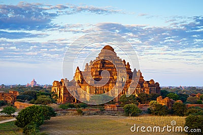 Balloon over Dhammayangyi temple at sunrise, Bagan, Myanmar Stock Photo