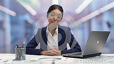 Banconote in dollari che cadono intorno al giovane sguardo businesslady autodeterminato alla macchina fotografica video d archivio Banconote in dollari che cadono intorno al giovane sguardo businesslady autodeterminato alla macchina fotografica video d archivio