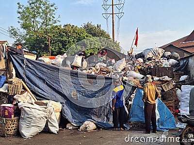 Bandung Indonesia 4September 2023 Mountains of rubbish in the market because the landfill site is temporarily closed Editorial Stock Photo