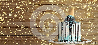 BANNER SUMMER CAKE BIRTHDAY. ICE CONE BISCUIT AGAINST WOODEN BACKGROUND WITH GOLDEN CONFETTI FALLING Stock Photo