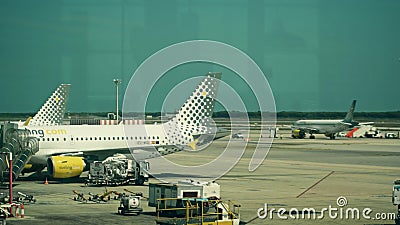 BARCELONA SPANIEN - APRIL, 15, 2017 Pannaskott av Vueling Airlines ett kommersiellt flygplan som tar av på flygplatsen 4K arkivfilmer BARCELONA SPANIEN - APRIL, 15, 2017 Pannaskott av Vueling Airlines ett kommersiellt flygplan som tar av på flygplatsen 4K arkivfilmer