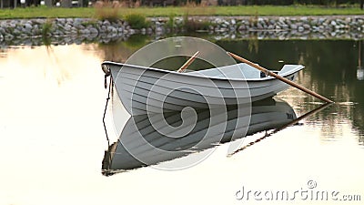 Barco no lago calmo vídeos de arquivo Barco no lago calmo vídeos de arquivo