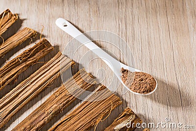 bark and powder of medicinal plant cat's claw, uncaria tomentosa Stock Photo