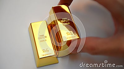 Barres d'or sur la table blanche Barres d'or sur la table blanche