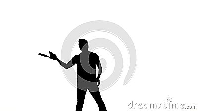Bartenderen gör ett trick med en shaker silhouette stock video Bartenderen gör ett trick med en shaker silhouette stock video