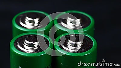 Batterie nella fine di estremo sul metraggio delle azione di UHD Una collezione di batterie AA nella vera fine di macro su con un video d archivio Batterie nella fine di estremo sul metraggio delle azione di UHD Una collezione di batterie AA nella vera fine di macro su con un video d archivio