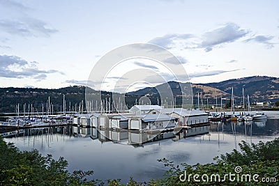 Bay with floating houses and moored yachts in Colombia River Gorge Stock Photo