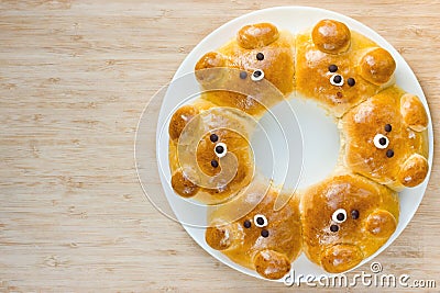 Bear buns. Ridiculously adorable pull-apart bear shaped milk bread rolls. Cute and kawaii Japanese style food art Stock Photo